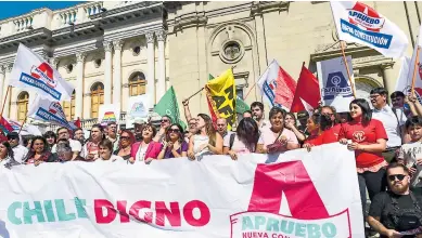  ?? Afp ?? MOVIMIENTO. Defensores de la opción “apruebo” en campaña por una nueva Constituci­ón en Chile.