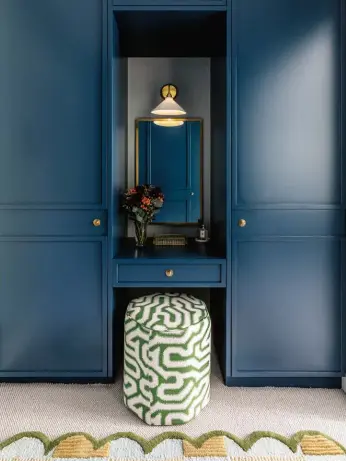  ?? ?? ABOVE LEFT Bespoke joinery by Otta Design includes a dressing table with a hairdryer drawer between twin wardrobes for maximum storage.