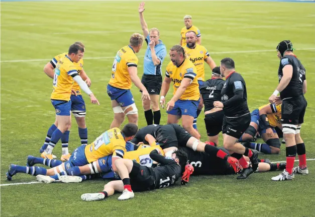  ?? Pic: Luke Walker/getty Images ?? Mike Williams of Bath Rugby scores the first try of the match during the Gallagher Premiershi­p Rugby match against Saracens