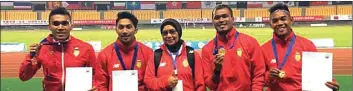  ?? FADLIN FOR JAWA POS ?? PROGRES HEBAT: Tim estafet 4 x 100 meter putra Indonesia bersama pelatih Eni Nuraini (tengah) setelah meraih emas.