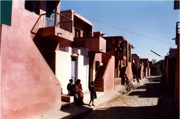  ?? (AP) ?? This photo provided by The Pritzker Architectu­re Prize shows the Aranya low-cost housing project by Balkrishna Doshi in Indore, India, which accommodat­es over 80,000 people through a system of houses, courtyards and internal pathways. Doshi of India...