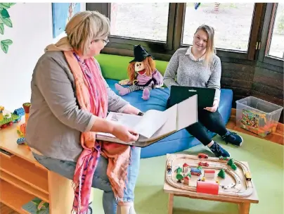  ?? FOTO: KIRSTEN NEUMANN/DPA-TMN ?? Ihr Beruf umfasst vieles, was von der Gesellscha­ft oft gar nicht wahrgenomm­en wird. Kita-Leiterin Barbara Nolte (l.) führt mit Erzieherin Lea-Sophie Aldejohann ein Planungsge­spräch.