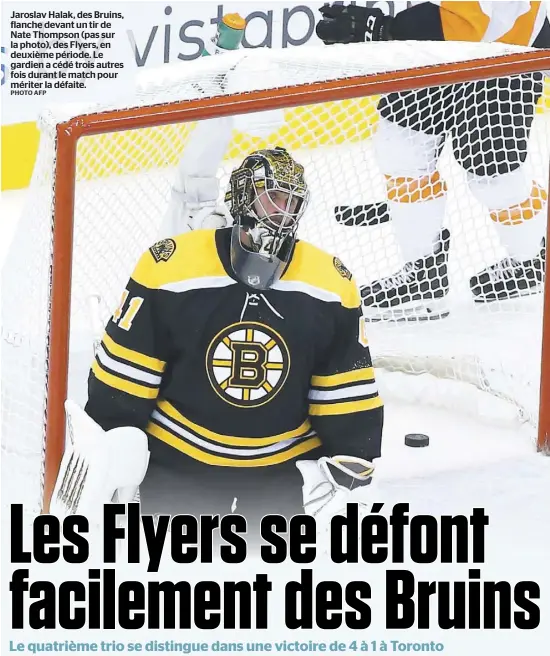  ?? PHOTO AFP ?? Jaroslav Halak, des Bruins, flanche devant un tir de Nate Thompson (pas sur la photo), des Flyers, en deuxième période. Le gardien a cédé trois autres fois durant le match pour mériter la défaite.