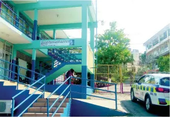  ?? PHOTO
BY
HOPETON BUCKNOR ?? A police unit responding to the incident at Cornwall College in Montego Bay.