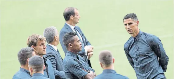  ?? FOTO: EFE ?? Los jugadores de la Juve, con Cristiano Ronaldo al frente, ayer sobre el césped de Mestalla