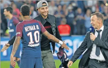  ??  ?? ESPECTADOR DE EXCEPCIÓN. Stephen Curry, que hizo el saque de honor, saluda a Neymar.