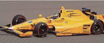  ??  ?? ALONSO melakukan ujian pertama IndyCar di Indianapol­is Motor Speedway.