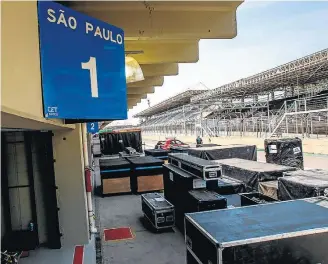  ?? RAFAEL ARBEX / ESTADÃO ?? Preparo. Equipes já montam equipament­os nos boxes de Interlagos para o GP do Brasil