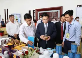  ?? VNA/VNS Photo ?? Prime Minister Phạm Minh Chính checks out products made in Sóc Trăng Province at the business promotion seminar.