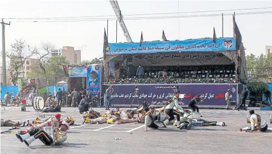  ?? ALIREZA MOHAMMADI/AFP ?? Civiles y militares fueron alcanzados por los disparos de los atacantes en el desfile en Ahvaz