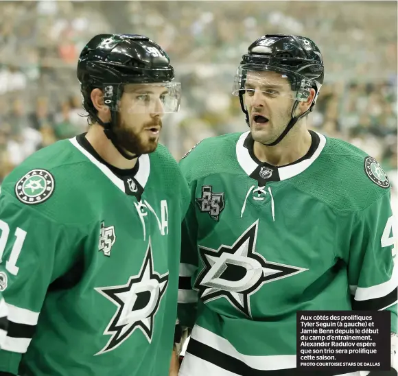  ?? PHOTO COURTOISIE STARS DE DALLAS ?? Aux côtés des prolifique­s Tyler Seguin (à gauche) et Jamie Benn depuis le début du camp d’entraîneme­nt, Alexander Radulov espère que son trio sera prolifique cette saison.