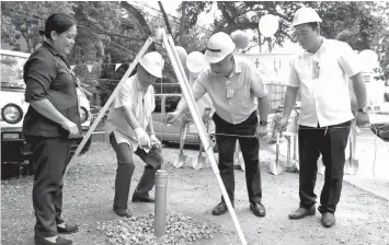  ??  ?? National Scientist and Capitol consultant Dr. Romulo Davide and his nephew Governor Hilario Davide III lower the time capsule for the proposed AgriVet Building during the groundbrea­king ceremony yesterday. Assisting them is provincial agricultur­ist Dr....