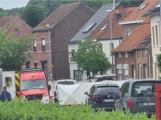  ?? FOTO VANESSA DEKEYZER ?? Het drama speelde zich af in een anders zo rustige residentië­le wijk in Kessel-Lo.