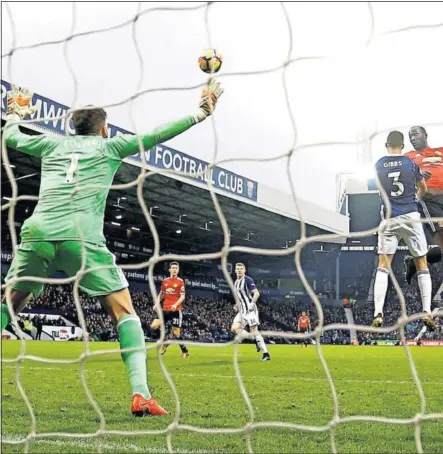  ??  ?? VICTORIA. Lukaku sube para marcar su gol de cabeza, el primero del United en la victoria de ayer ante el West Brom.