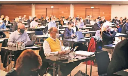  ?? RP-FOTO: ACHIM BLAZY ?? Ratssitzun­g mit Maske in der Stadthalle. Nun sollen sich die Mitglieder vor der Sitzung am nächsten Dienstag testen lassen.