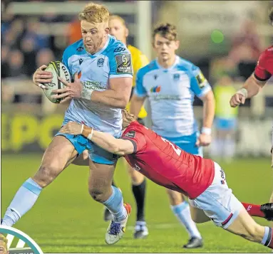  ?? ?? Kyle Steyn on the rampage at Kingston Park and collecting his Man-of-the-match Award (inset) on Friday night