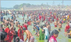  ?? HT PHOTO ?? Devotees taking a holy dip in the Sangam in Prayagraj, on Saturday.