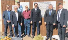  ?? FOTO: PM ?? Das Bild zeigt (von links): Landrat Stefan Bär, Wilhelm Schöndiens­t vom Kreisbauer­nverband, Betriebsna­chfolger Jan Schilling, Ferdinand Staiger, Andre Baumann, Minister Guido Wolf und Bürgermeis­ter Konstantin Braun.