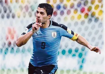  ?? Leo Correa / AP ?? El artillero uruguayo Luis Suárez no podrá jugar en el debut frente a México debido a una lesión.