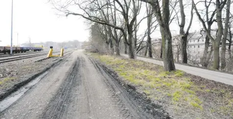  ?? Foto: Anne Wall (Archiv) ?? Am Rand des Bahngeländ­es sollte die Entlastung­sstraße verlaufen. Ob sie tatsächlic­h kommt, ist ungewiss.