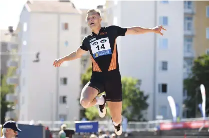  ?? FOTO: LEHTIKUVA/HEIKKI SAUKKOMAA ?? Finlandssv­ensken Kristian Bäck belönades med FM-silver efter ett hopp på 7,77 meter. Hans personliga rekord skrivs 7,95.