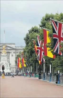  ?? REUTERS ?? Banderas españolas y británicas en Londres por una visita de los Reyes.