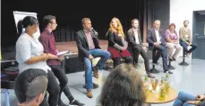  ?? FOTO: SCL ?? Ulrich Heliosch als Vertreter von Markus Böhlen (Grüne), Sylvia Hiß-Petrowitz (ÖDP), Lothar Riebsamen (CDU), Leon Hahn (SPD), Claudia Haydt (Linke) und Christian Steffen-Stiehl (FDP) stellen sich den Fragen der Moderatore­n Matthias Eckmann und Linda...