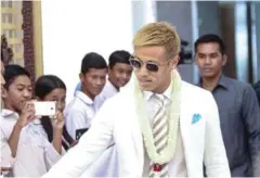  ?? PHOTO SUPPLIED BY FFC ?? AC Milan forward Keisuke Honda meets fans during his previous visit to Cambodia in June.