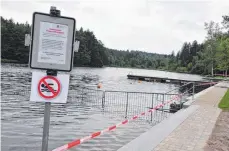  ?? FOTO: PETER MITTERMEIE­R ?? Zusätzlich zu den Warn- und Verbotssch­ildern ist der Waldsee seit Tagen mit rotem Flatterban­d abgesperrt.