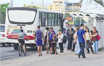 ?? ?? Gran cantidad de usuarios del transporte se aglutinan en las paradas en espera de los buses.