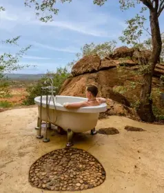  ?? ?? ABOVE Soaking in the views: bathtime indulgence at Madikwe Hills.