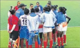  ?? HT PHOTO ?? India women’s hockey team goes into a huddle before the start of the match on Tuesday.