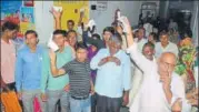  ?? MANOJ YADAV/HT PHOTO ?? People protesting at Dr Ram Manohar Lohia government hospital where doctors were on strike after an FIR was registered in the death of 49 children in Farrukhaba­d.