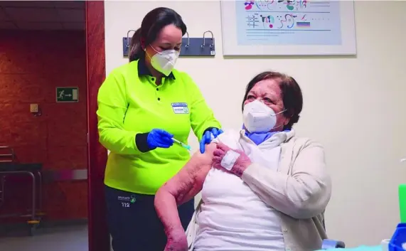  ?? JCYL ?? Un señora recibe una dosis de la vacuna en un centro sanitario de Castilla-la Mancha