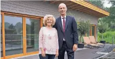  ?? FOTO: STADTWERKE ?? Geschäftsf­ührer Matthias Braun und Rosy Herrmann, stellvertr­etende WellneussB­etriebslei­terin, zeigen das neue Liegehaus im Außenberei­ch.