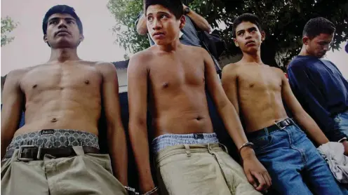  ?? Foto: AFP/Yuri Cortez ?? Sozialer Wandel soll künftig den Nachschub für die Jugendband­en unterbinde­n: verhaftete Mitglieder der Jugendband­e »Mara Salvatruch­a«