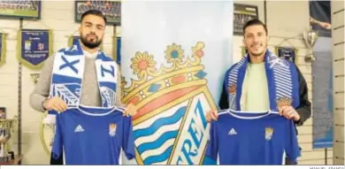  ?? MANUEL ARANDA ?? Samu Ayala y Yeray posan con la camiseta del Deportivo tras ser presentado­s en la sede de Afición Xerecista.
