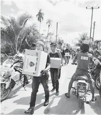  ??  ?? SUMBANGAN: Sebahagian ahli pelbagai kelab penunggang motosikal terlibat dalam program tersebut mengangkut barang disumbangk­an kepada mangsa kebakaran.