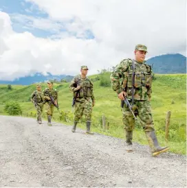  ?? FOTO ?? El Ejército mantiene presencia en diferentes puntos de las vías que conectan a Quibdó con el país.