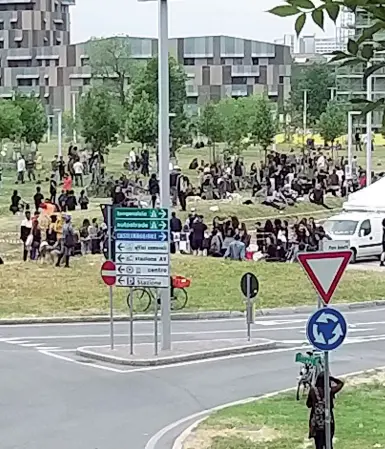  ?? La foto ?? Un immagine di ieri pomeriggio nello spazio verde di fronte all’ex centro sociale Xm24 di via Fioravanti