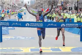  ??  ?? Campeón. El keniata Lawrence Cherono cruza la meta en Boston.