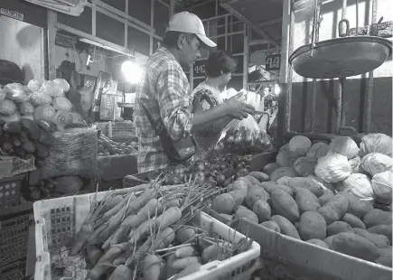  ?? Photo by Jean Nicole Cortes ?? STABLE. As supply continues to flood the market, prices of highland vegetables at the Baguio City public market stabilize.