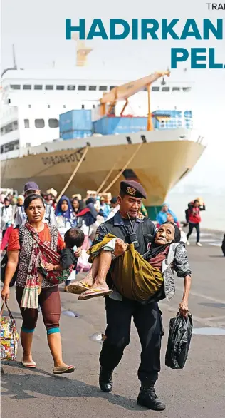  ?? PELINDO III FOR JAWA POS ?? SIGAP MEMBANTU: Petugas Pelindo III dari anggota Port Facility Security Officer menggendon­g seorang lansia yang kelelahan, penumpang KM Dobonsolo asal Makassar yang baru tiba di Pelabuhan Tanjung Perak Surabaya.