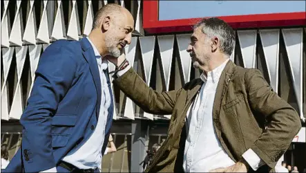  ?? FOTO: EFE ?? Iñaki Arechabale­ta saluda a Aitor Elizegi al comienzo de la jornada electoral de ayer en San Mamés