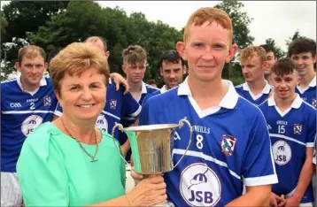  ??  ?? Brian Doran of Oylegate-Glenbrien receives the trophy from Mary Foley.