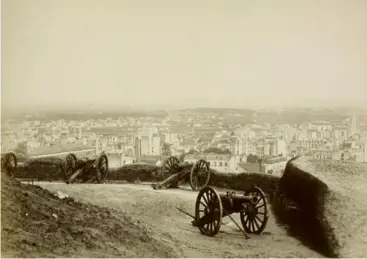  ?? PHOTO B. BRAQUEHAIS. ROGER-VIOLLET ?? En haut : canons sur la butte Montmartre, entre le siège de Paris et la Commune (1870-1871).