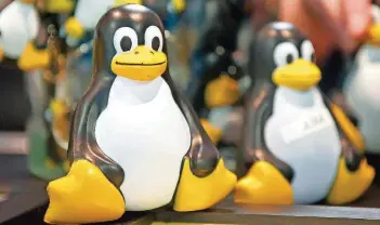  ?? FOTO: TOBIAS KLEINSCHMI­DT/DPA ?? Um anderen Entwickler­n einen leichteren Zugang zu ermögliche­n, will Microsoft seinen neuen Steuerchip auf dem quelloffen­en Betriebssy­stem Linux aufbauen. Dessen traditione­lles Maskottche­n ist der Pinguin.