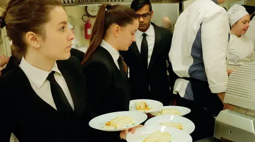  ?? (Foto OP Brand) ?? A tavola Gli studenti dell’alberghier­o Artusi di Recoaro Terme alle prese con il primo giorno d’apertura del «loro» ristorante