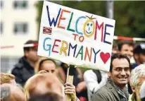  ??  ?? Sehnsuchts­ort der meisten Flüchtling­e: Der Hauptbahnh­of in München wird mehr und mehr zur ersten Anlaufstel­le für ganz Deutschlan­d