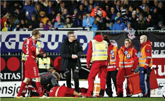  ?? FOTO: TOR HØVIK ?? URØRLIG: I tolv minutter lå Kristoffer Barmen urørlig på Haugesund stadion. Der fikk han rask og kyndig behandling av begge klubbenes medisinske apparat.